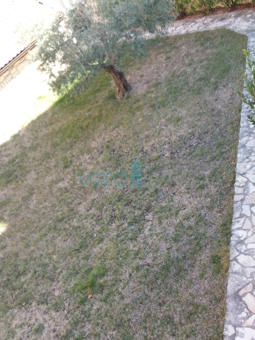 Mesto Krk, dvosobno stanovanje v pritličju, zemljišče 103 m2, prodaja