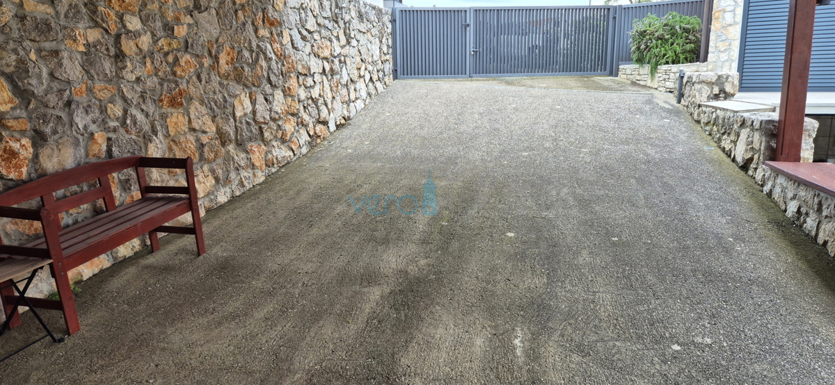 Mesto Krk, dvosobno stanovanje v pritličju, zemljišče 103 m2, prodaja