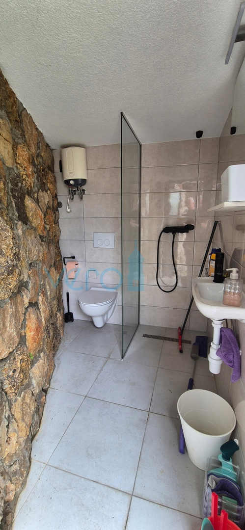 Mesto Krk, dvosobno stanovanje v pritličju, zemljišče 103 m2, prodaja