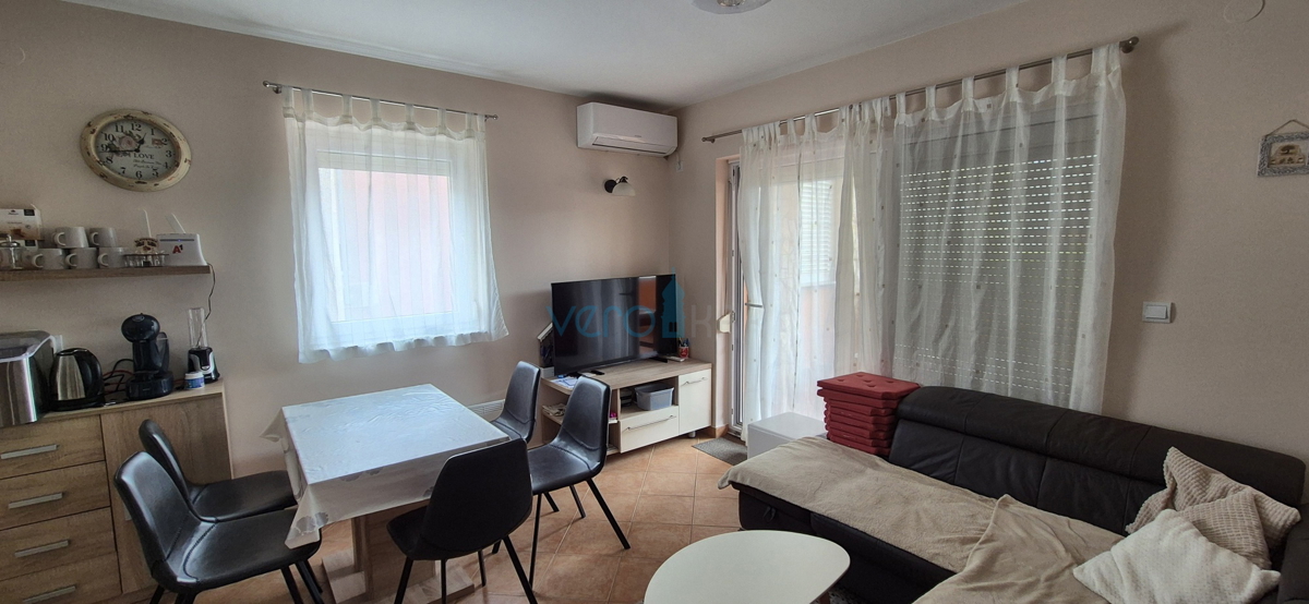 Mesto Krk, dvosobno stanovanje v pritličju, zemljišče 103 m2, prodaja