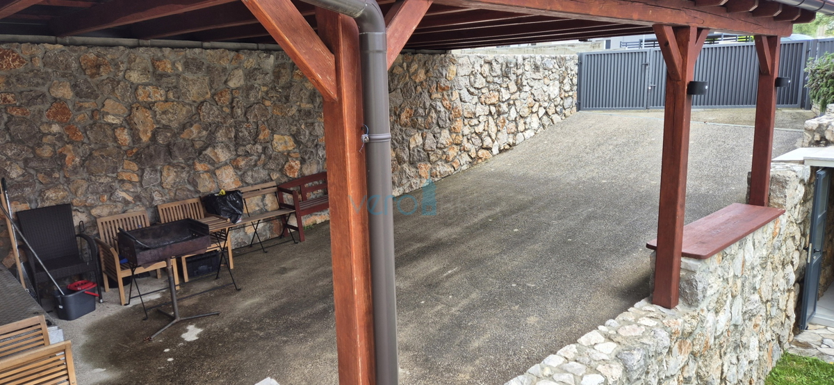 Mesto Krk, dvosobno stanovanje v pritličju, zemljišče 103 m2, prodaja
