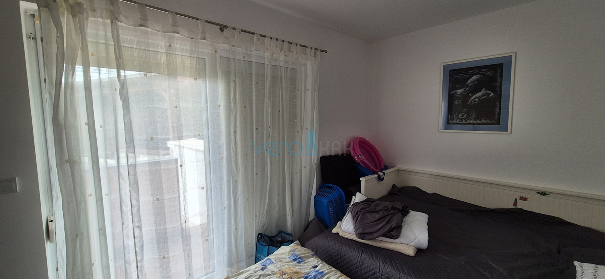 Mesto Krk, dvosobno stanovanje v pritličju, zemljišče 103 m2, prodaja