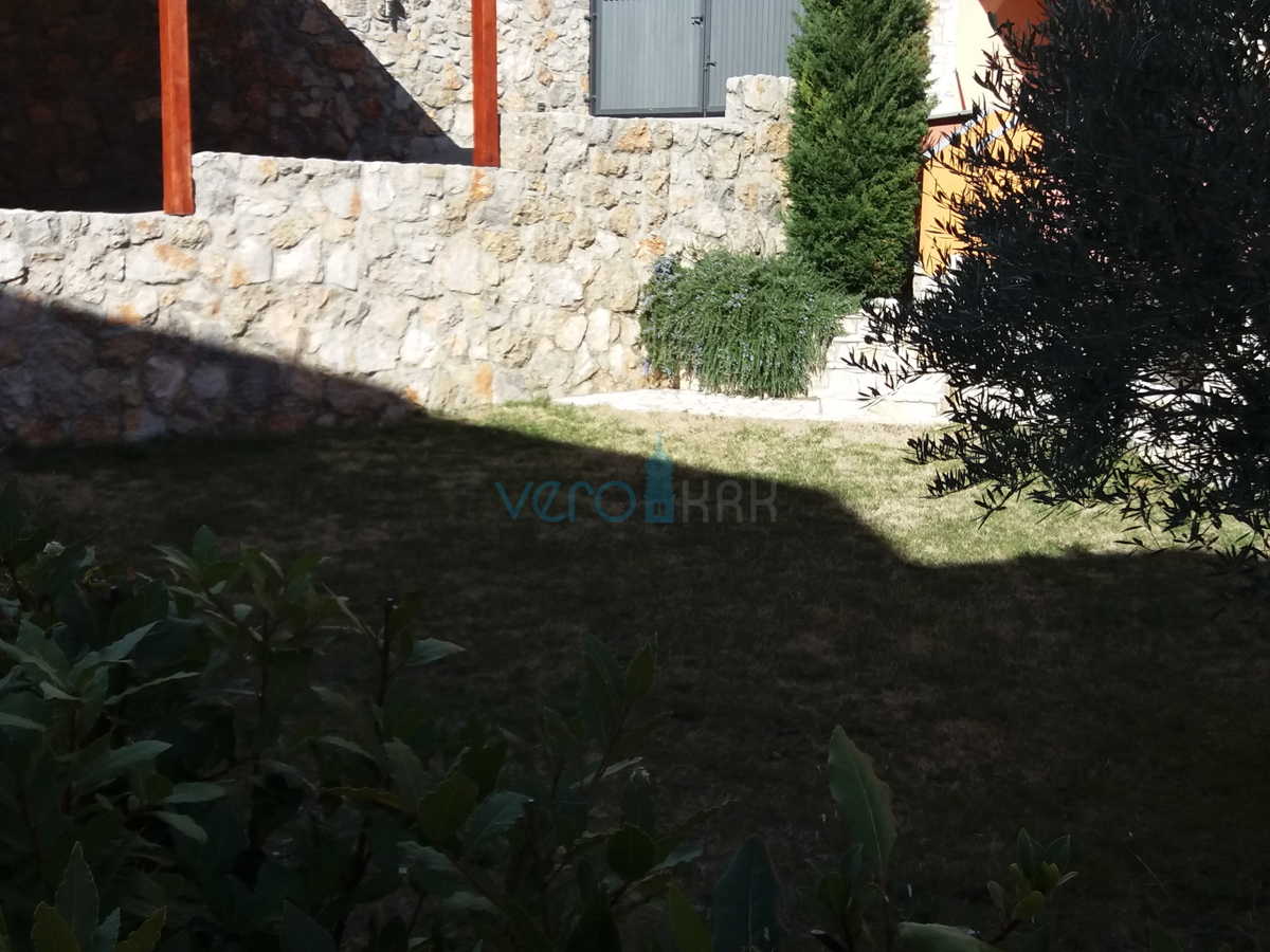 Mesto Krk, dvosobno stanovanje v pritličju, zemljišče 103 m2, prodaja