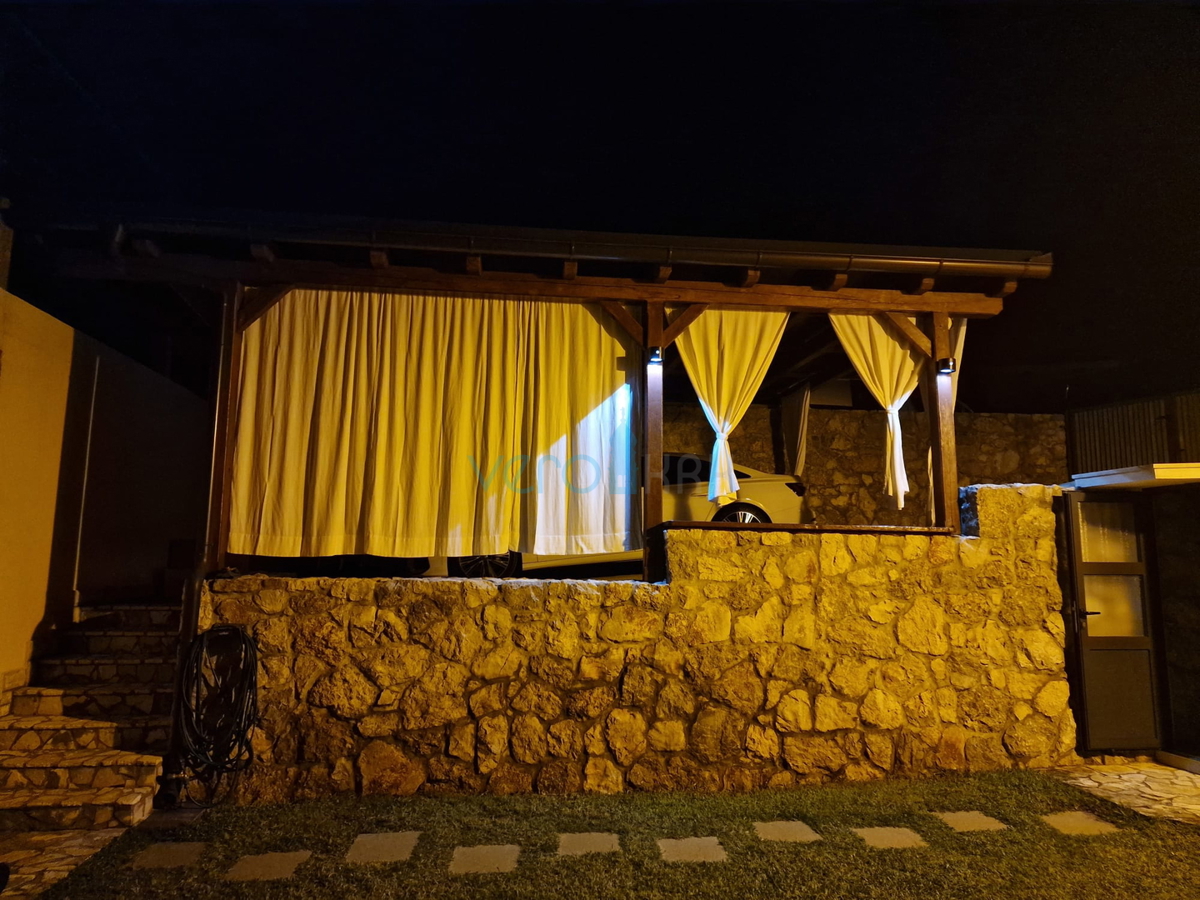 Mesto Krk, dvosobno stanovanje v pritličju, zemljišče 103 m2, prodaja