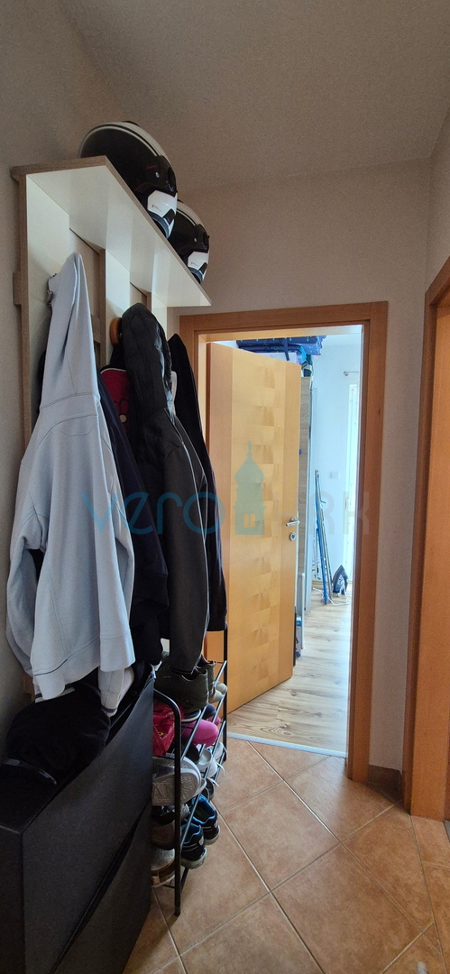 Mesto Krk, dvosobno stanovanje v pritličju, zemljišče 103 m2, prodaja