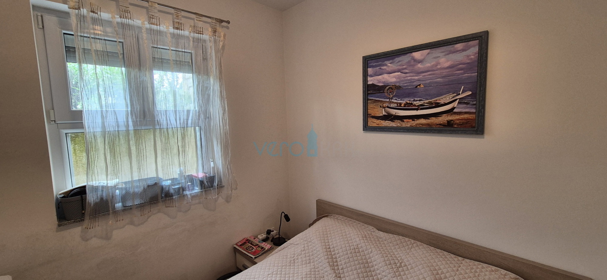 Mesto Krk, dvosobno stanovanje v pritličju, zemljišče 103 m2, prodaja