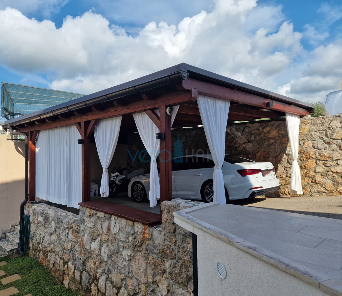 Mesto Krk, dvosobno stanovanje v pritličju, zemljišče 103 m2, prodaja