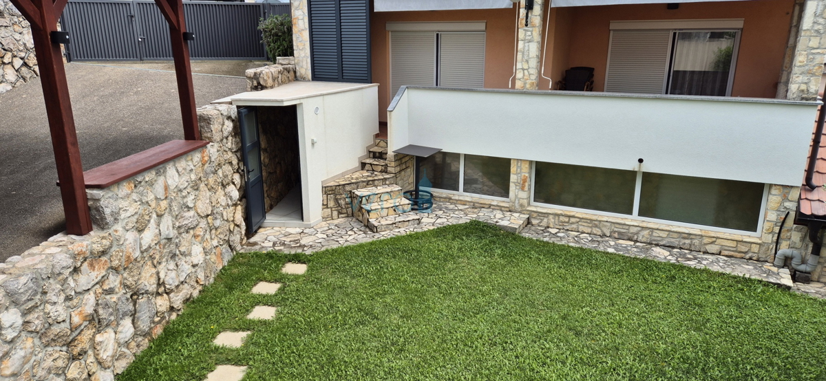 Mesto Krk, dvosobno stanovanje v pritličju, zemljišče 103 m2, prodaja
