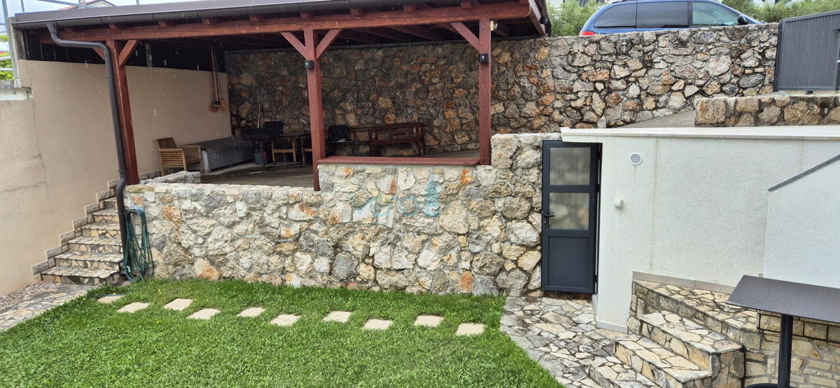 Mesto Krk, dvosobno stanovanje v pritličju, zemljišče 103 m2, prodaja