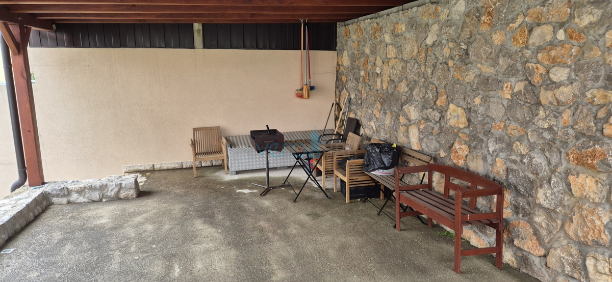 Mesto Krk, dvosobno stanovanje v pritličju, zemljišče 103 m2, prodaja