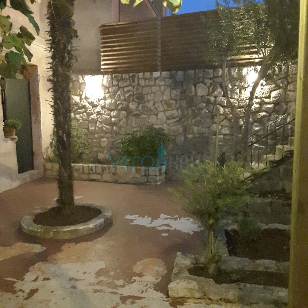 Crikvenica, dvojna hiša s 3 stanovanji, pogled na morje, garaža, vrt, prodaja