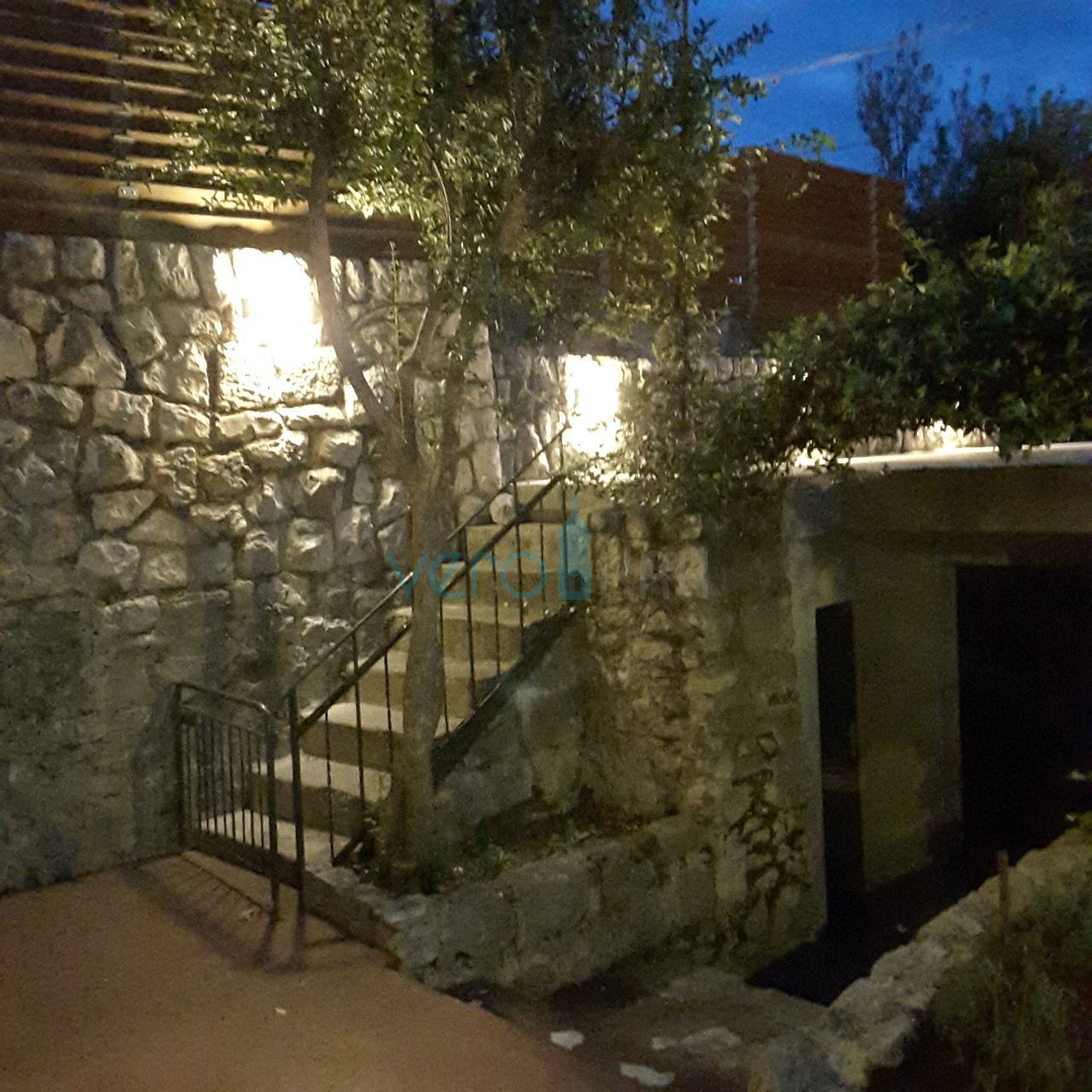 Crikvenica, dvojna hiša s 3 stanovanji, pogled na morje, garaža, vrt, prodaja