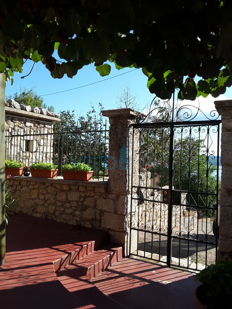 Crikvenica, dvojna hiša s 3 stanovanji, pogled na morje, garaža, vrt, prodaja