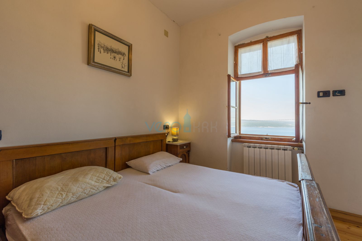 Crikvenica, dvojna hiša s 3 stanovanji, pogled na morje, garaža, vrt, prodaja