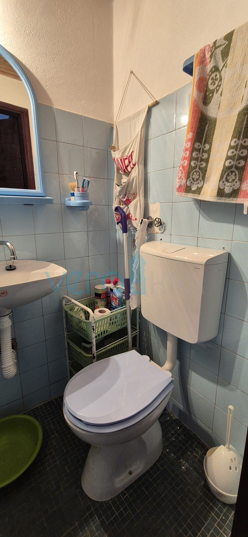 Omišalj, otok Krk, kamnita vrstna hiša, terasa, razgled, prodaja