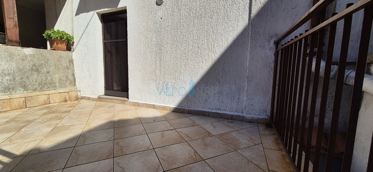 Omišalj, otok Krk, kamnita vrstna hiša, terasa, razgled, prodaja