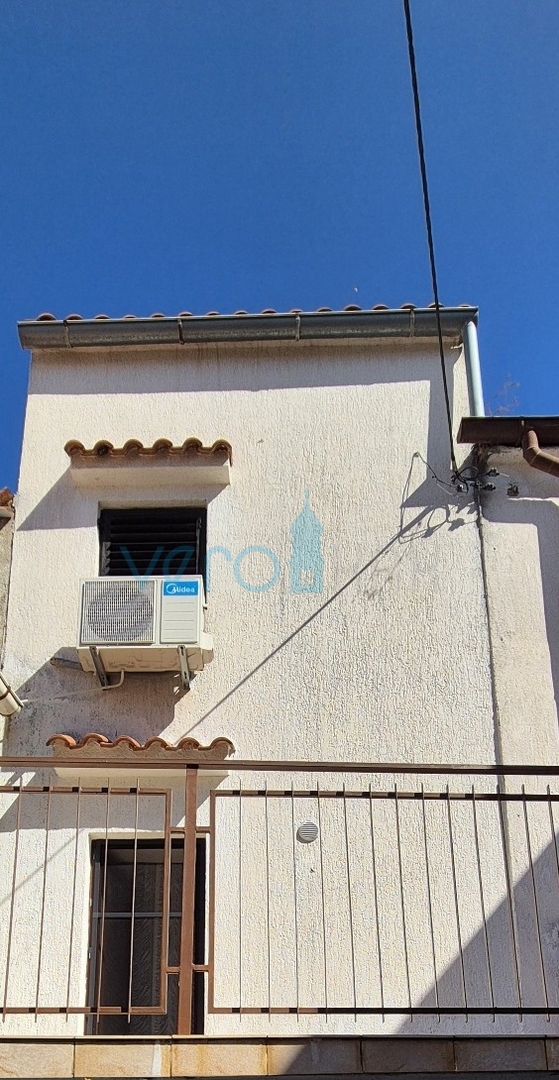 Omišalj, otok Krk, kamnita vrstna hiša, terasa, razgled, prodaja