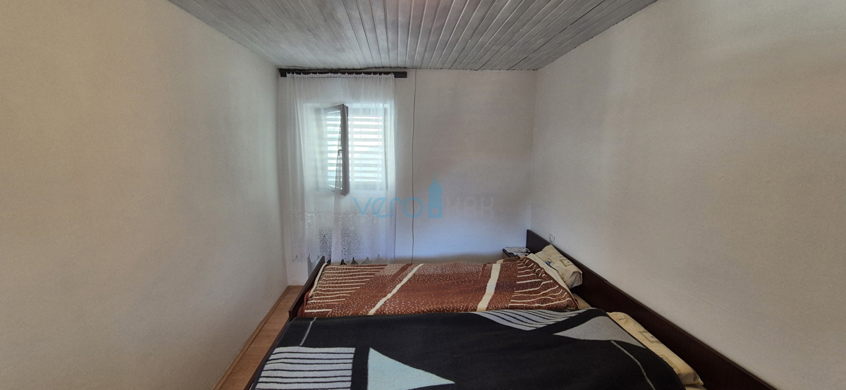 Omišalj, otok Krk, kamnita vrstna hiša, terasa, razgled, prodaja