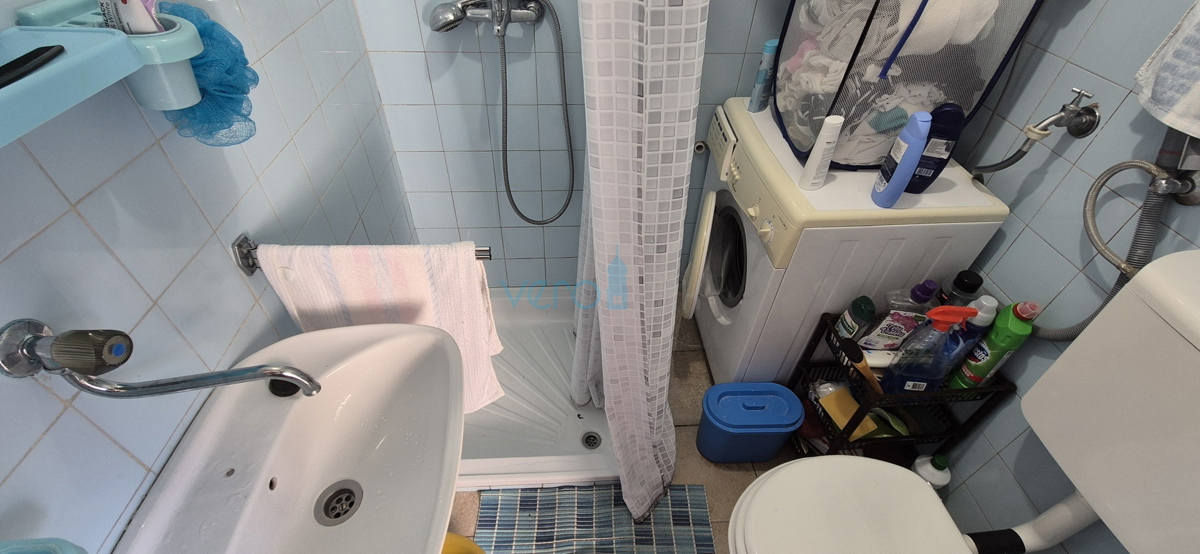 Omišalj, otok Krk, kamnita vrstna hiša, terasa, razgled, prodaja