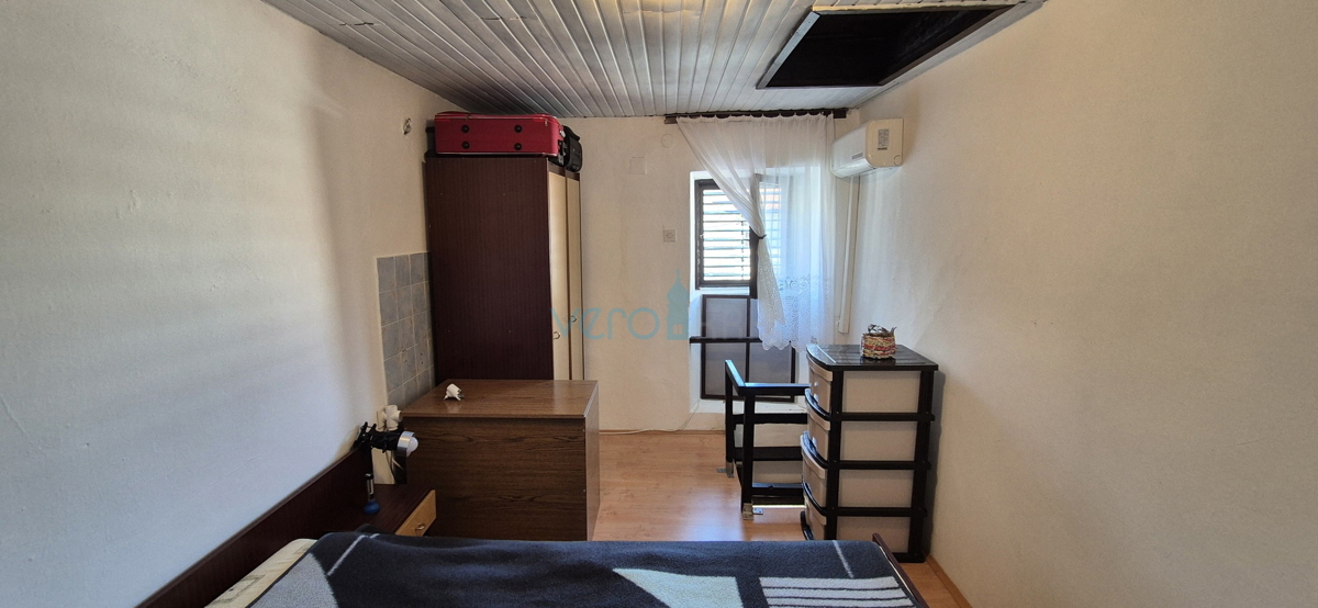 Omišalj, otok Krk, kamnita vrstna hiša, terasa, razgled, prodaja