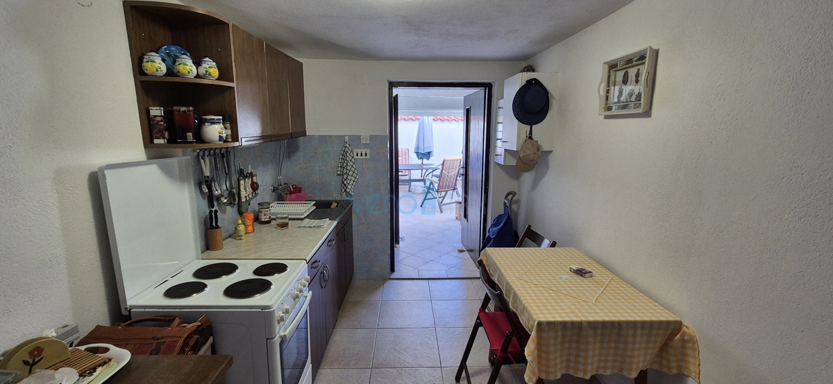 Omišalj, otok Krk, kamnita vrstna hiša, terasa, razgled, prodaja