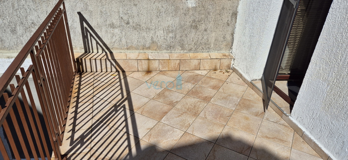 Omišalj, otok Krk, kamnita vrstna hiša, terasa, razgled, prodaja