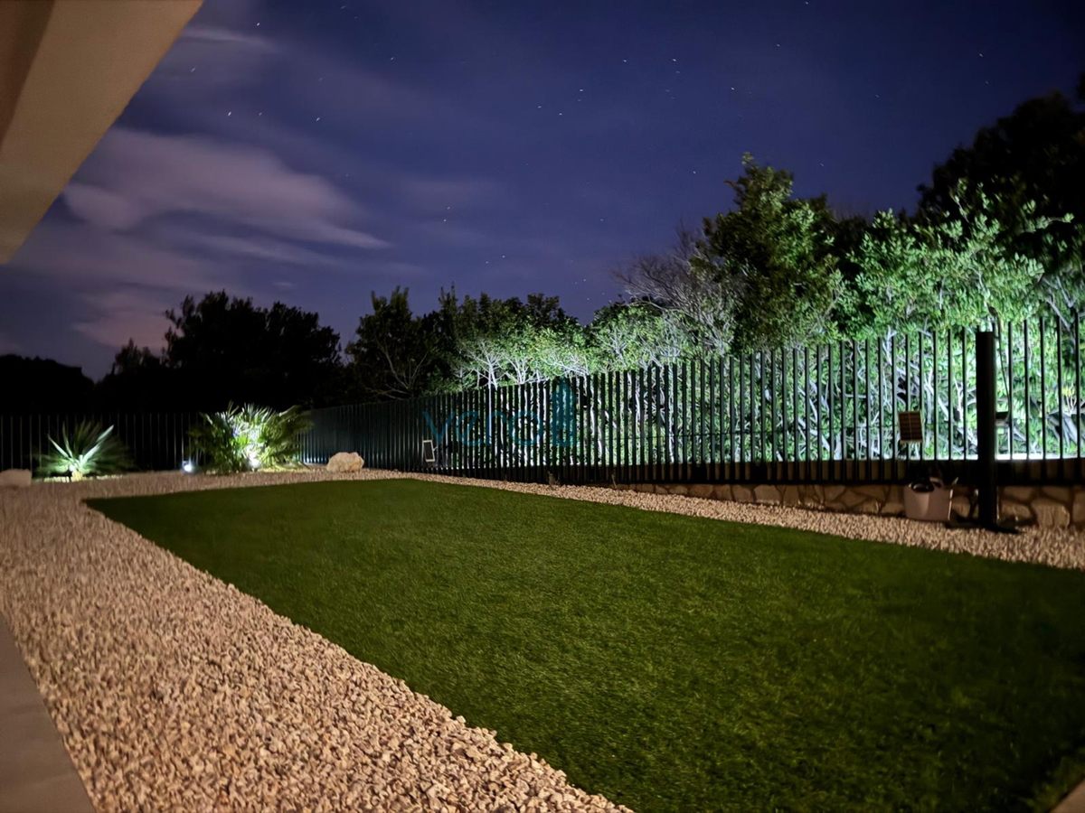 Otok Krk, mesto Krk, dvosobno stanovanje 65 m2 s pokrito teraso 20 m2 in vrtom 150 m2, prodaja