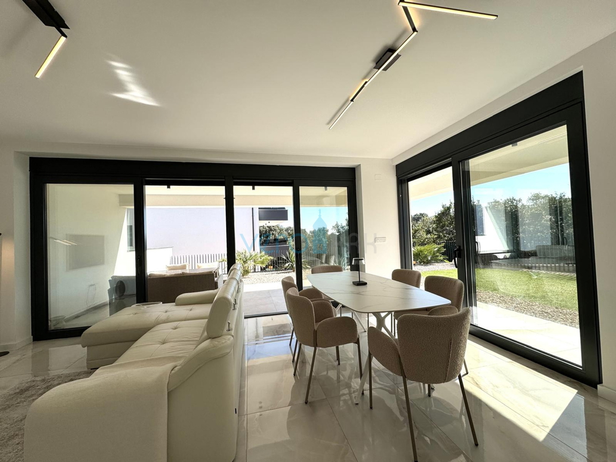 Otok Krk, mesto Krk, dvosobno stanovanje 65 m2 s pokrito teraso 20 m2 in vrtom 150 m2, prodaja