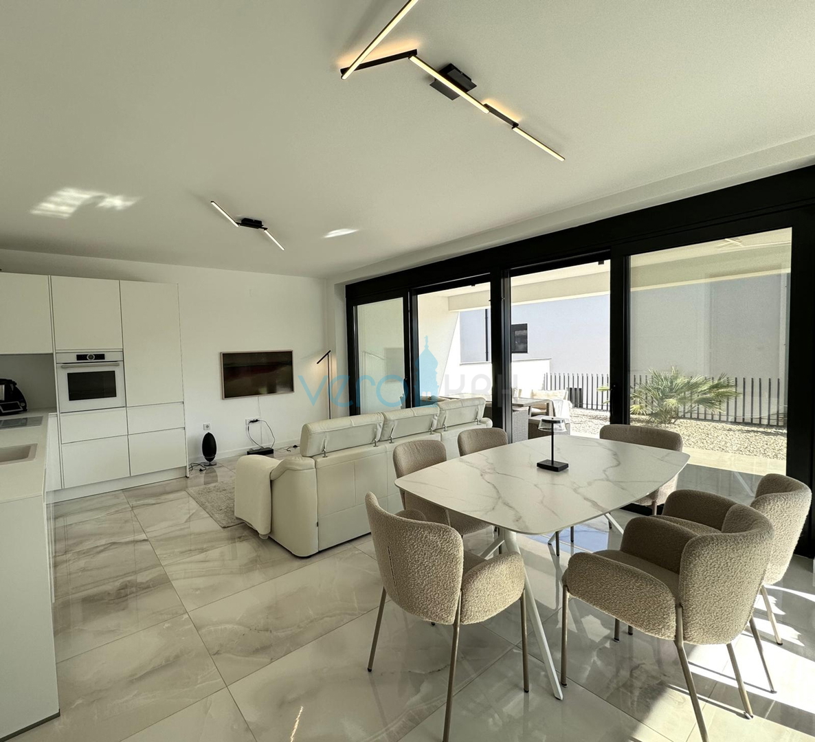 Otok Krk, mesto Krk, dvosobno stanovanje 65 m2 s pokrito teraso 20 m2 in vrtom 150 m2, prodaja