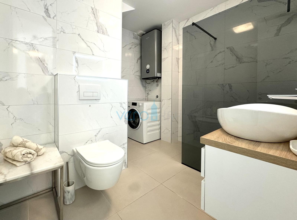 Otok Krk, mesto Krk, dvosobno stanovanje 65 m2 s pokrito teraso 20 m2 in vrtom 150 m2, prodaja