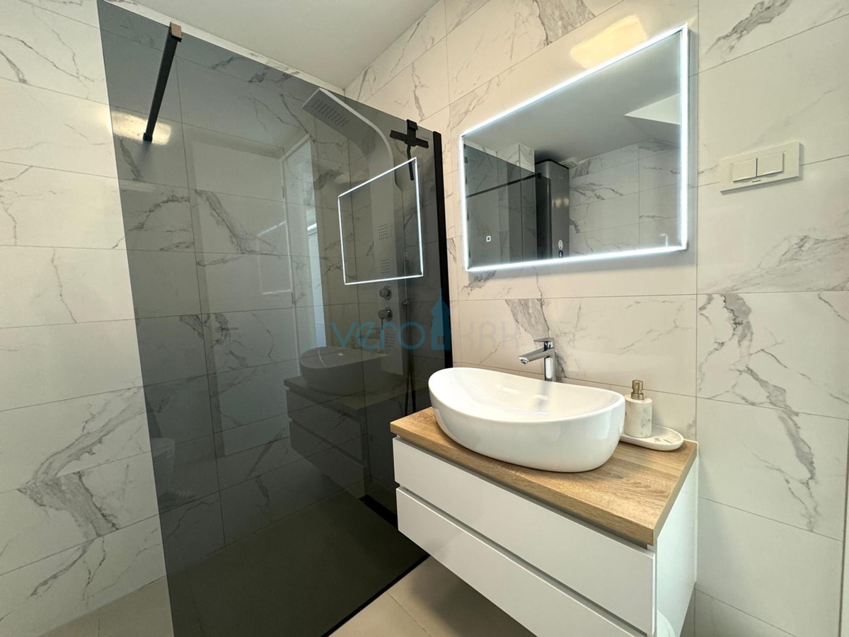 Otok Krk, mesto Krk, dvosobno stanovanje 65 m2 s pokrito teraso 20 m2 in vrtom 150 m2, prodaja