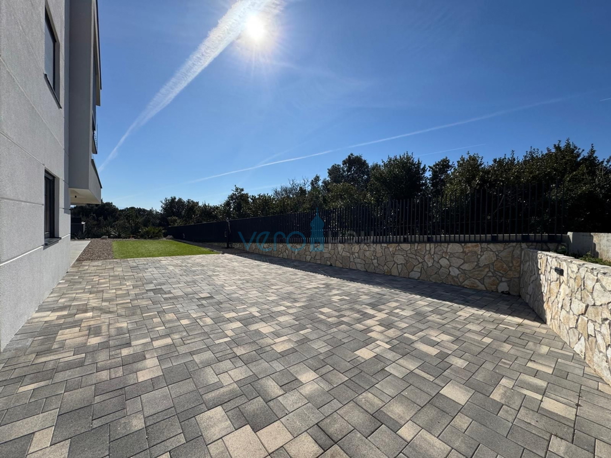 Otok Krk, mesto Krk, dvosobno stanovanje 65 m2 s pokrito teraso 20 m2 in vrtom 150 m2, prodaja