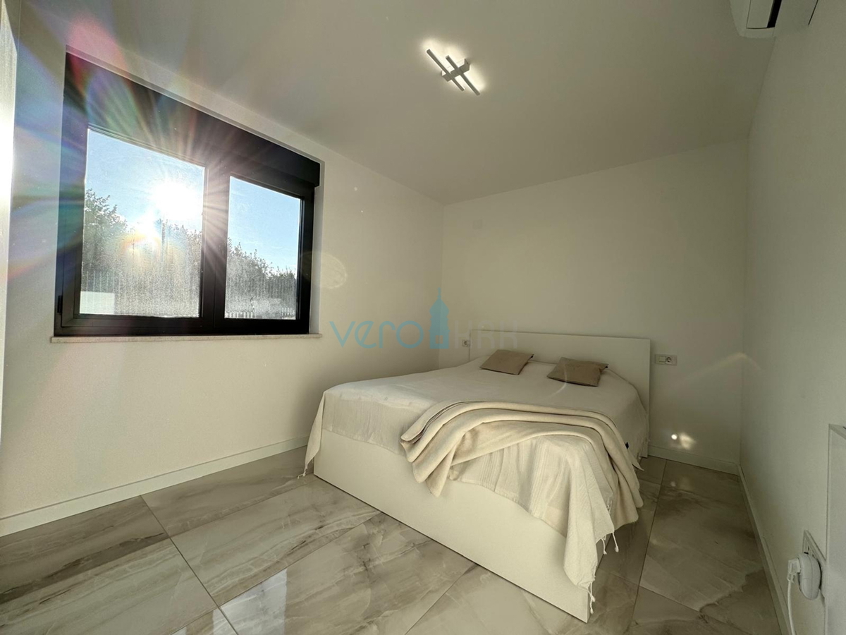 Otok Krk, mesto Krk, dvosobno stanovanje 65 m2 s pokrito teraso 20 m2 in vrtom 150 m2, prodaja