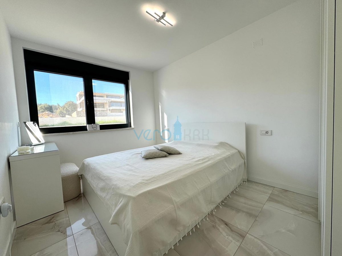Otok Krk, mesto Krk, dvosobno stanovanje 65 m2 s pokrito teraso 20 m2 in vrtom 150 m2, prodaja