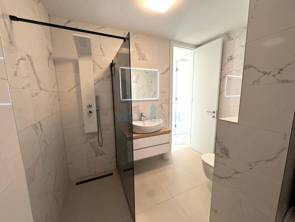 Otok Krk, mesto Krk, dvosobno stanovanje 65 m2 s pokrito teraso 20 m2 in vrtom 150 m2, prodaja