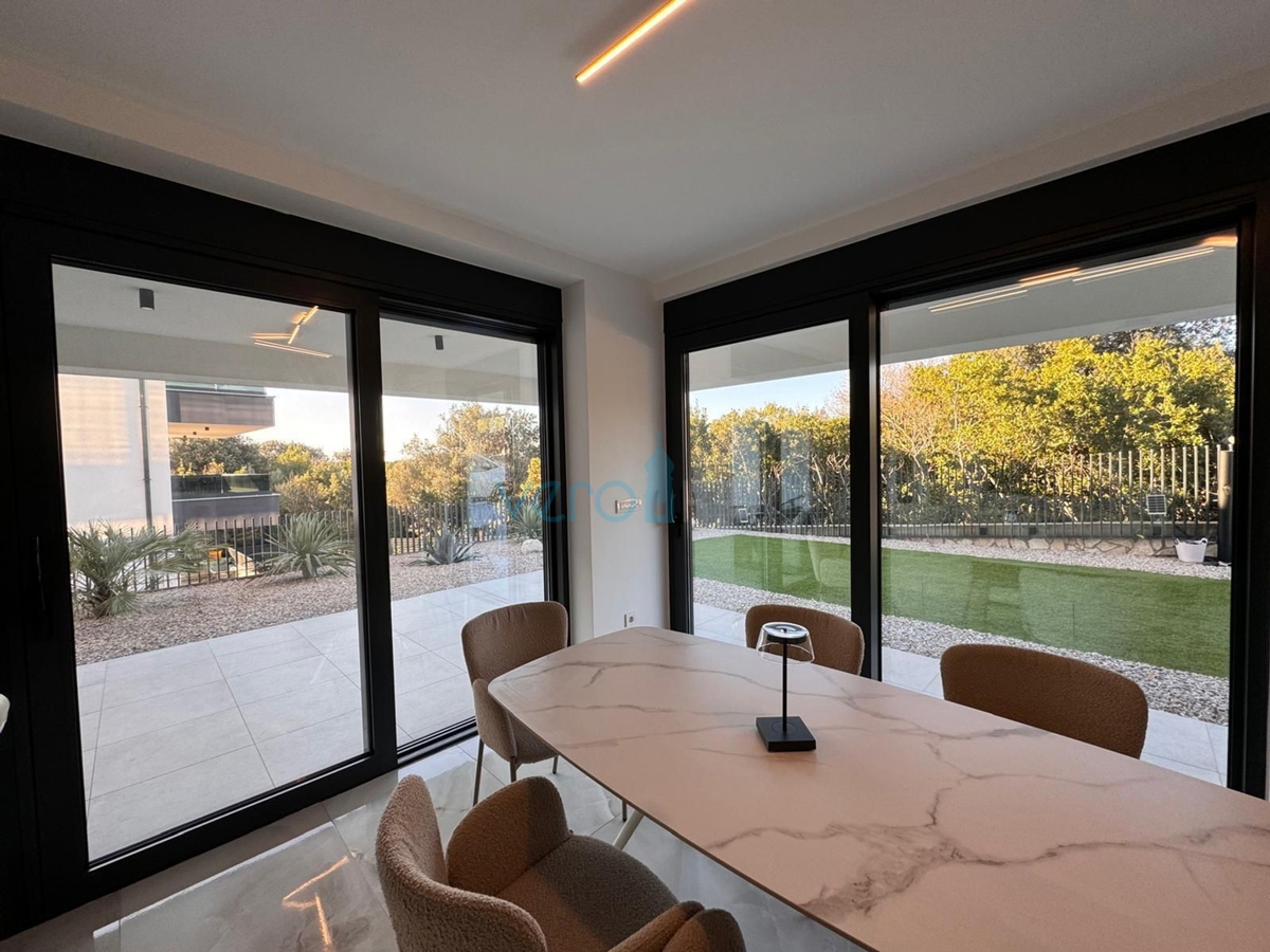 Otok Krk, mesto Krk, dvosobno stanovanje 65 m2 s pokrito teraso 20 m2 in vrtom 150 m2, prodaja