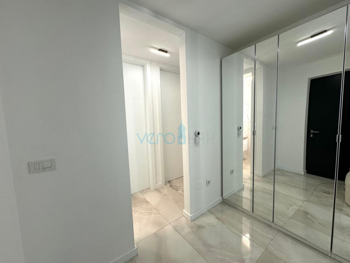 Otok Krk, mesto Krk, dvosobno stanovanje 65 m2 s pokrito teraso 20 m2 in vrtom 150 m2, prodaja