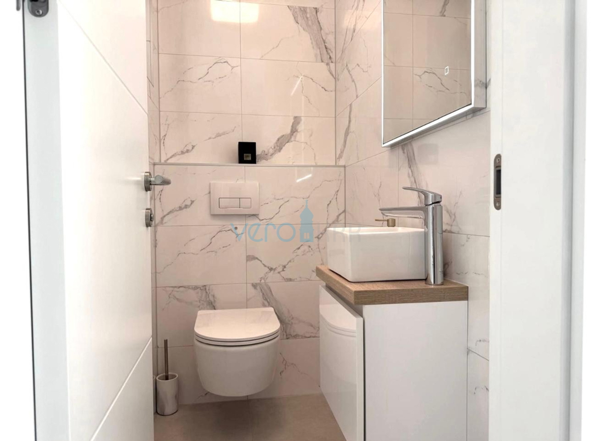 Otok Krk, mesto Krk, dvosobno stanovanje 65 m2 s pokrito teraso 20 m2 in vrtom 150 m2, prodaja