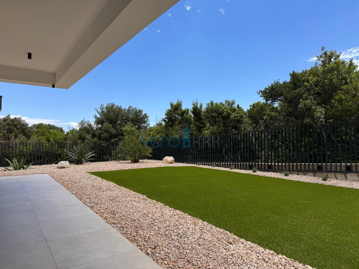 Otok Krk, mesto Krk, dvosobno stanovanje 65 m2 s pokrito teraso 20 m2 in vrtom 150 m2, prodaja