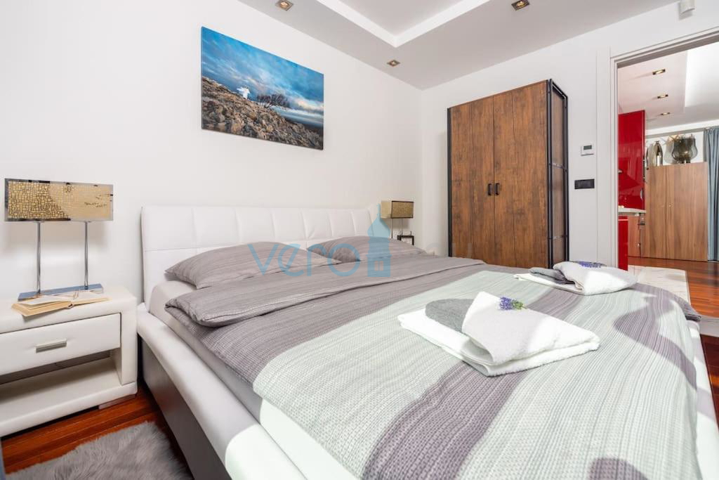 Otok Krk, Malinska, sodobno stanovanje v pritličju, vrt, 300 m do morja in plaže, prodaja