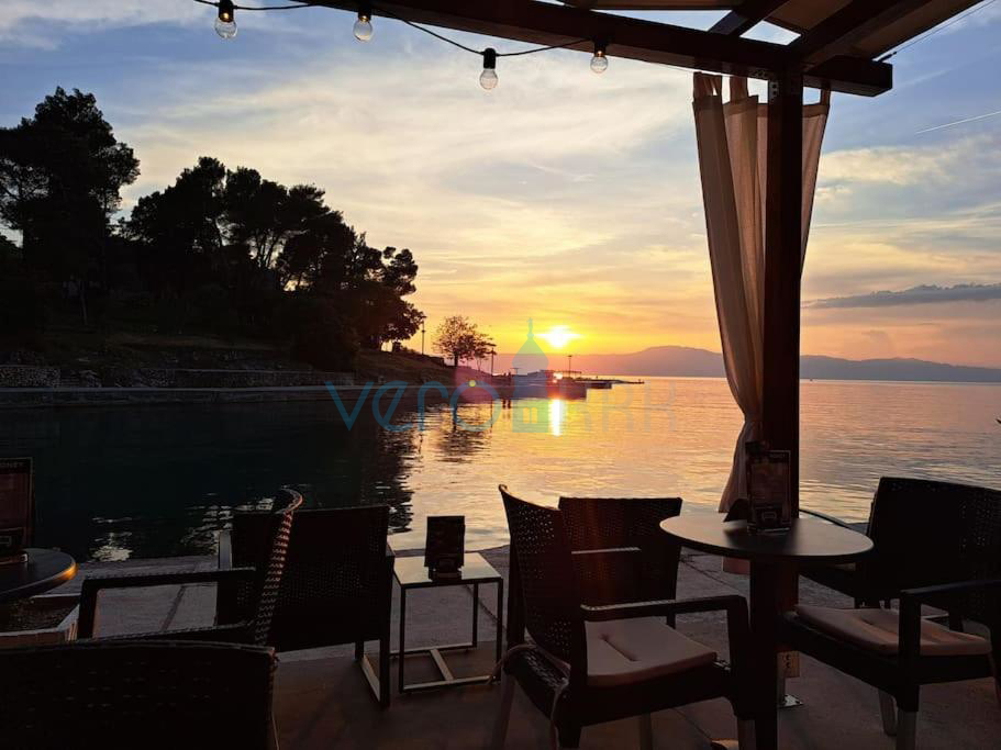 Otok Krk, Malinska, sodobno stanovanje v pritličju, vrt, 300 m do morja in plaže, prodaja