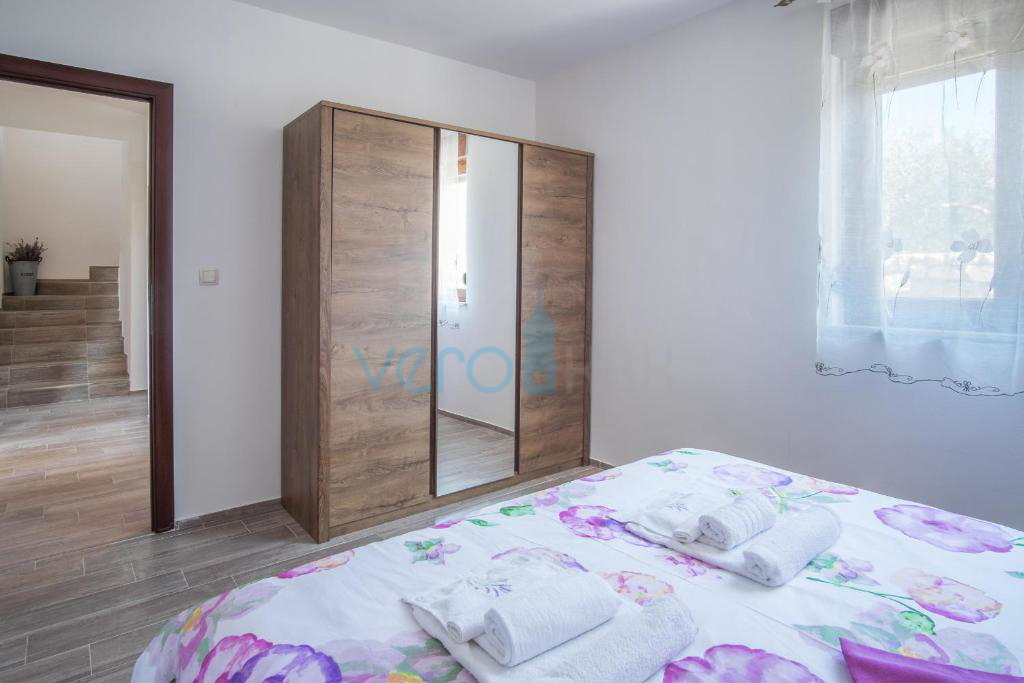 Občina Krk, otok Krk, širša okolica, samostojna dvostanovanjska hiša, dva bazena, razgled, prodaja