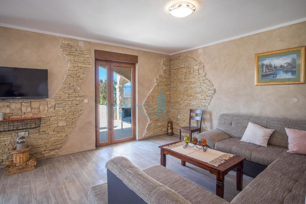 Občina Krk, otok Krk, širša okolica, samostojna dvostanovanjska hiša, dva bazena, razgled, prodaja