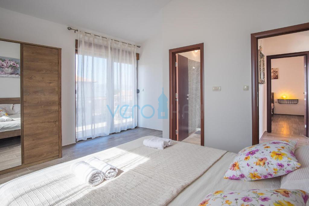Občina Krk, otok Krk, širša okolica, samostojna dvostanovanjska hiša, dva bazena, razgled, prodaja