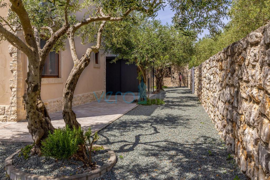 Občina Krk, otok Krk, širša okolica, samostojna dvostanovanjska hiša, dva bazena, razgled, prodaja