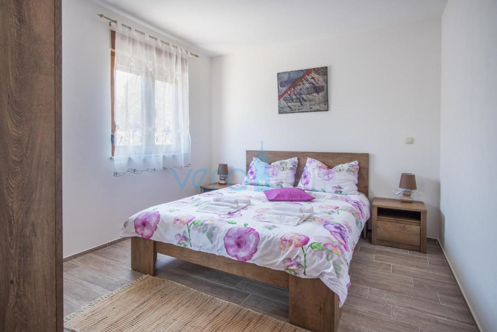 Občina Krk, otok Krk, širša okolica, samostojna dvostanovanjska hiša, dva bazena, razgled, prodaja