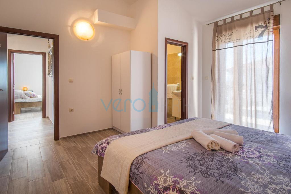 Občina Krk, otok Krk, širša okolica, samostojna dvostanovanjska hiša, dva bazena, razgled, prodaja