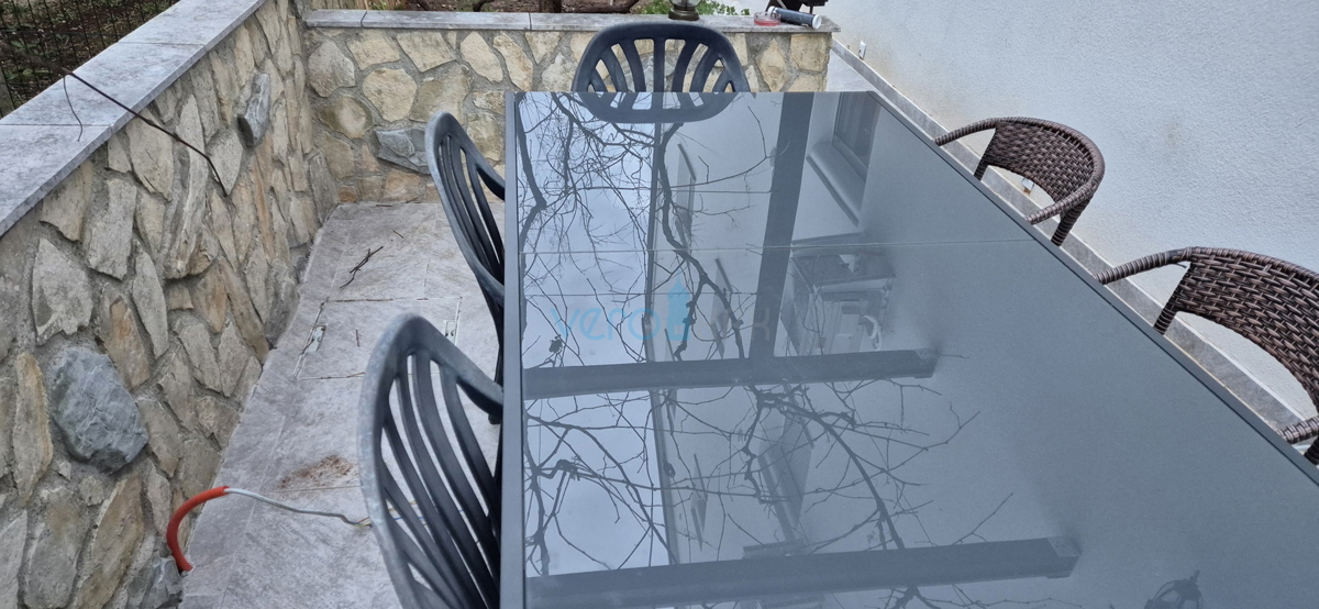 Šilo, otok Krk, dvosobno stanovanje v pritličju, vrt, prodaja