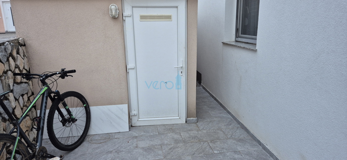 Šilo, otok Krk, dvosobno stanovanje v pritličju, vrt, prodaja