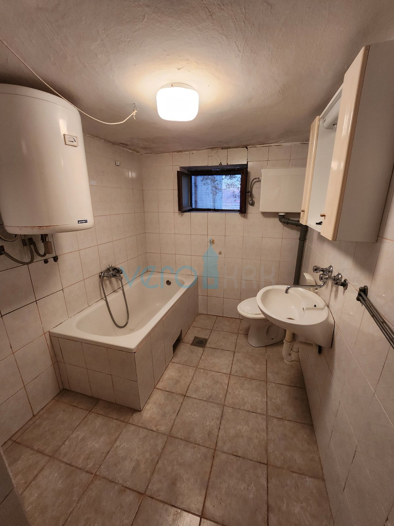 Vrbnik, otok Krk, kamnita hiša v nizu, terasa, zemljišče, razgled, prodaja